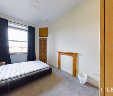 3 bedroom flat to rent - Photo 4
