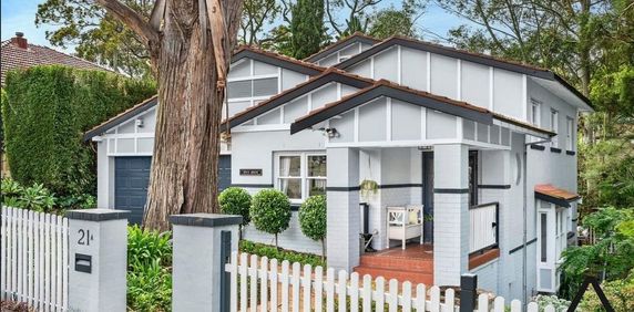 Elegant Family Home in a Leafy Cul-de-Sac Setting - Photo 2