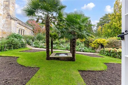 Charming Ground Floor Apartment in Historic Castle Setting - Photo 5