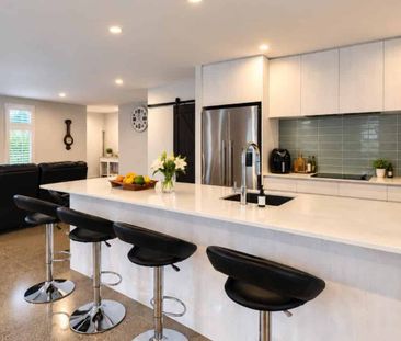 Modern Fully Furnished 3-Bedroom Home in Oakura - Photo 2