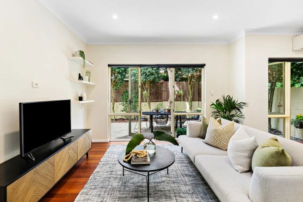 TRANQUIL TOWNHOUSE WITH CHIC RENOVATION & SUNNY COURTYARD - 140SQM ON TITLE - Photo 1