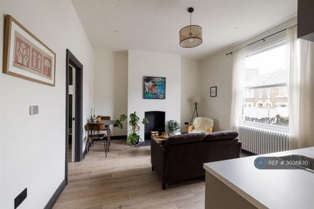 2 bedroom flat to rent - Photo 3