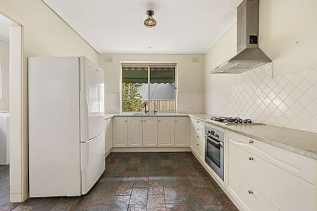 15 Harrow Road, - Photo 2