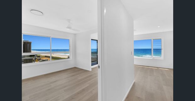 Fully Renovated Full Floor Beachfront Apartment – Mermaid Beach - Photo 1