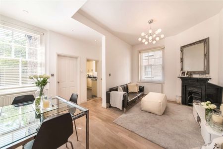 This immaculately presented one bedroom flat, is located on the first floor of this attractive Victorian mansion building. - Photo 2