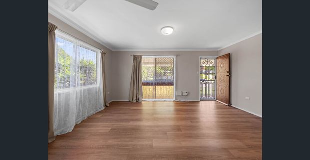 Family home on a 809m block with a shed - Photo 1