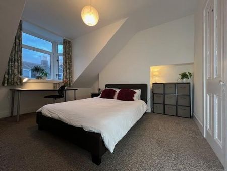 3 bedroom flat to rent - Photo 4