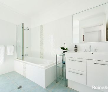 Style and location - A great home to relax or entertain - Photo 2