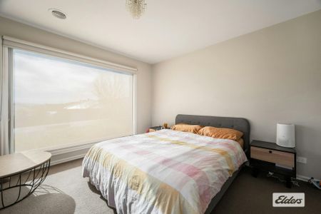 Style and low-maintenance living in excellent location! - Photo 4