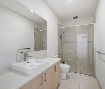 Modern & Low-Maintenance Townhouse in Prime Location - Photo 5