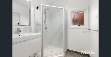 Spacious home in prime Malvern East location - Photo 2