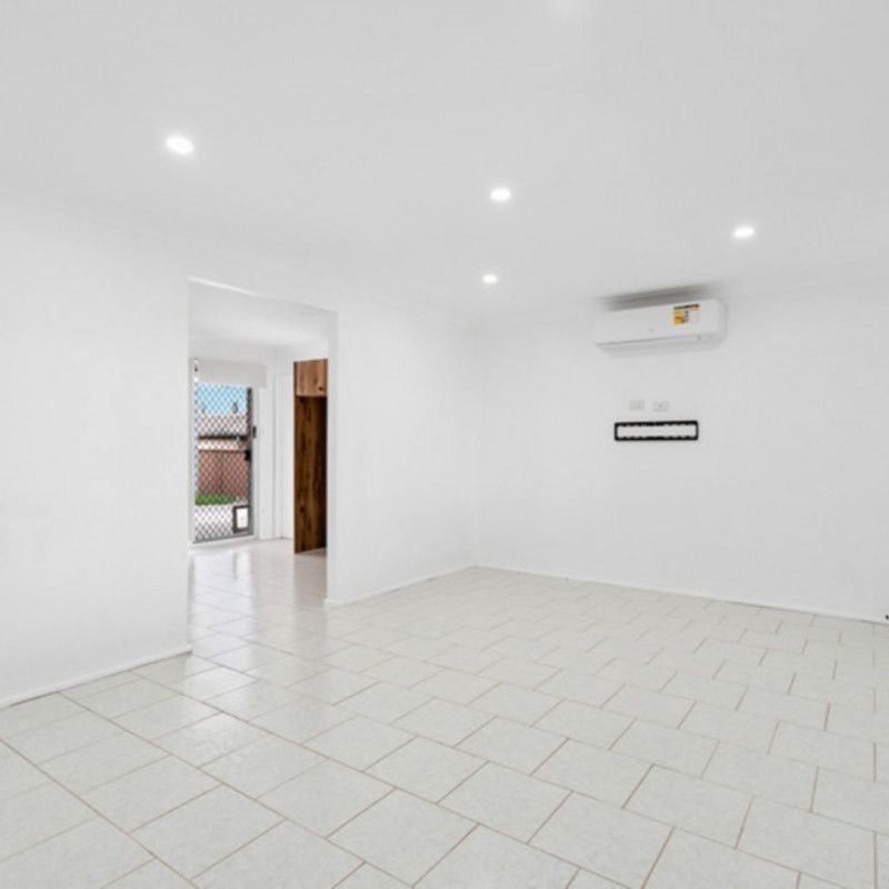 Charming Three-Bedroom Residence With Superb Outdoor Area! - Photo 1