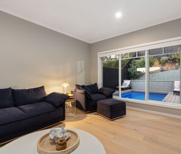Hamptons Inspired Coastal Residence - Just 600m To The Beach - Photo 2