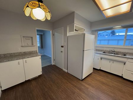 Central – 2 bed, 1 bath main floor suite - Photo 3