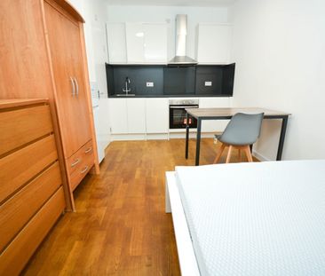 Studio Flat, Edwin Street, E16 - Photo 3