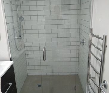 Charming Two-Bedroom Apartment in Prime Takapuna Location - Photo 3