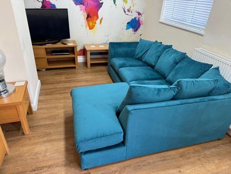 4 bedroom semi-detached house to rent - Photo 2