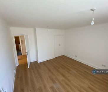 3 bedroom flat to rent - Photo 3