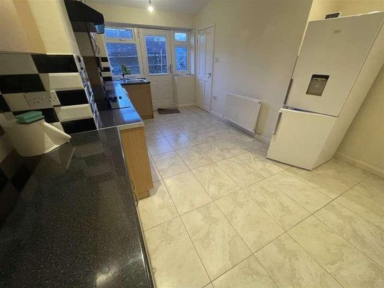 Bedroom House With Garden And Own Driveway - Edgware, HA8 - Photo 1