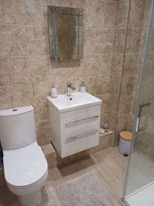 Room in a Shared House, Dempsey Close, SO19 - Photo 1