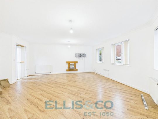 4 bedroom end of terrace house to rent - Photo 1