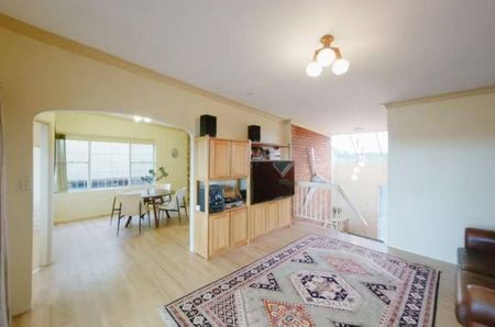 Water frontage 3 level Family home All rooms with water view - Photo 5