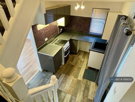 2 bedroom semi-detached house to rent - Photo 5