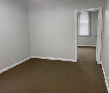 Prime inner-city location with excellent transport links - Photo 5