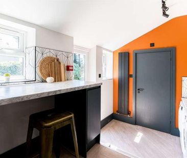 Vibrant Bedroom House, LN1 - Photo 1