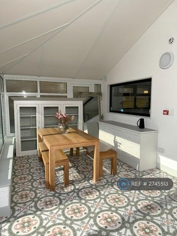 6 bedroom detached house to rent - Photo 5