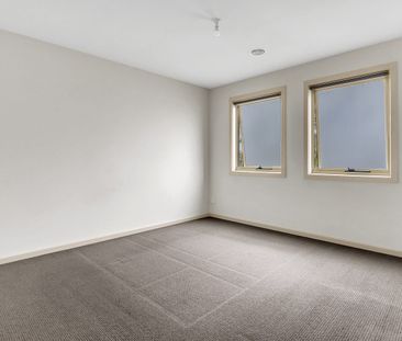 Perfectly positioned townhouse - Photo 3