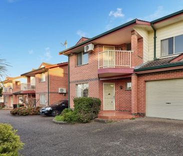 Modern 3-Bedroom Townhouse with Private Entrance & Superb Convenience - Photo 2