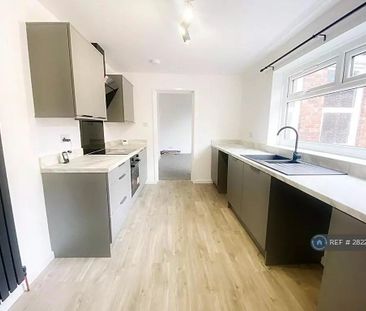 3 bedroom flat to rent - Photo 6