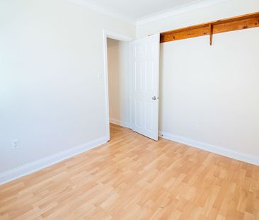 **BEAUTIFUL** 3 BEDROOM HOUSE IN WESTERN HILL!! - Photo 3