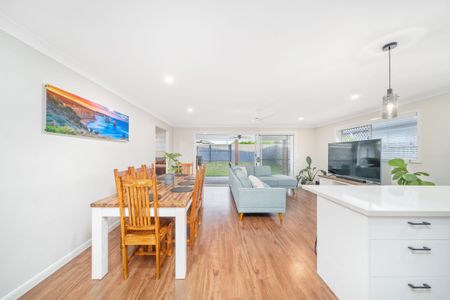 Cosy 5 Bedroom Nestled in the highly sought-after North Harbour Community - Photo 2