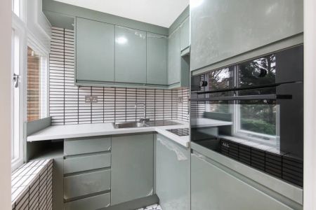 1 bedroom flat in St John's Wood - Photo 5