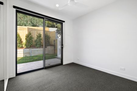 Executive Townhouse in Highton Village! - Photo 3