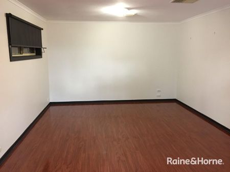 A Classic 4Br 2L Family Home in Hoppers Crossing! - Photo 3