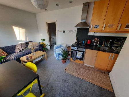 2 bedroom flat to rent - Photo 2