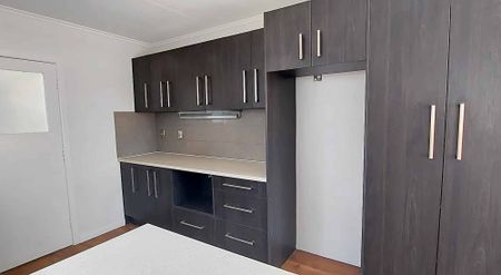 Te Atatu Peninsula- Three Bedroom House - Photo 4