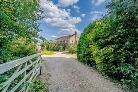 Detached family home in semi-rural location with garden and garage - Photo 4