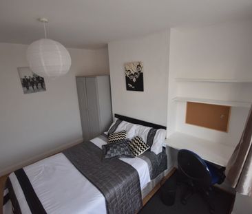 4 Bed Semi-Detached House, Honeysuckle Road, SO16 - Photo 3