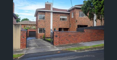 Beautifully Renovated Three-Bedroom Home in Sought-After Kew - Photo 2