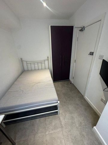 4 bedroom flat to rent - Photo 4