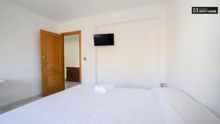 Double bed in Room in a shared 3-bedroom apartment for rent in Albors suitable for professionals and students - Photo 5