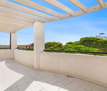 Bright & Spacious Top Floor Apartment - Photo 2