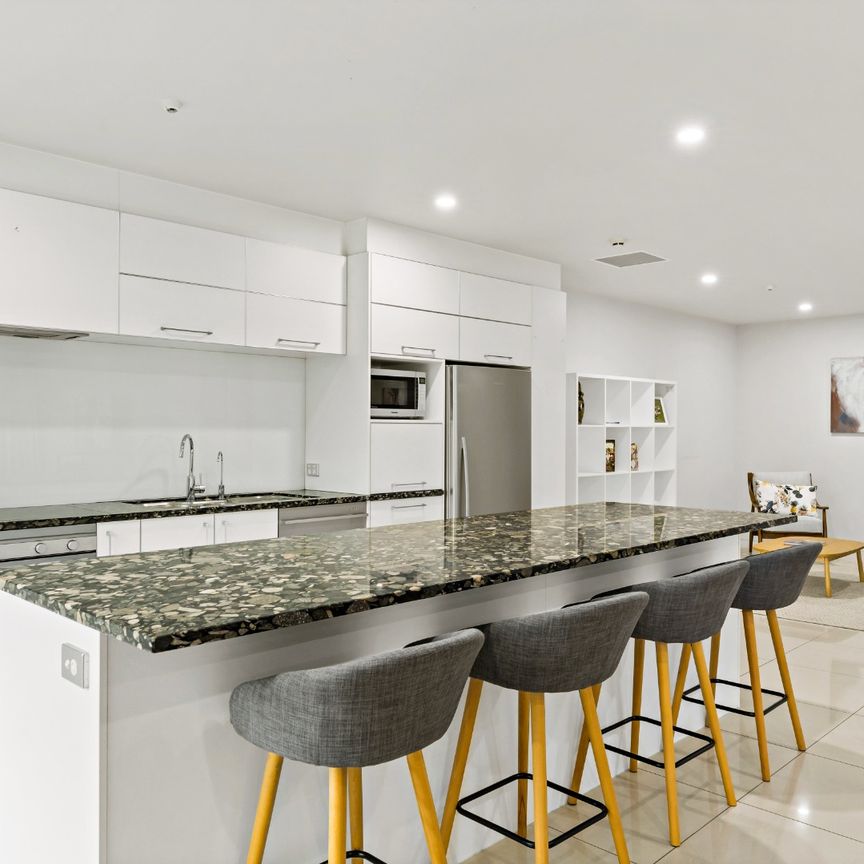 Luxury 3 Bedroom Living - Photo 1