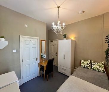 Studio Flat, Sulgrave Road, W6 - Photo 2