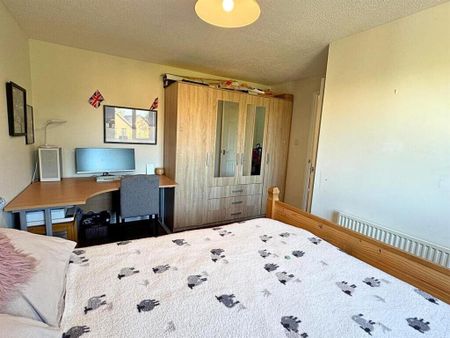 3 bedroom Mid Terraced House to let - Photo 3