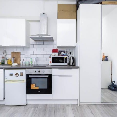 Modern Studio - Photo 2